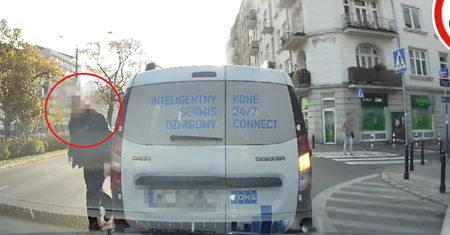 Agresja drogowa w Warszawie. Kierowca wyszedł z auta