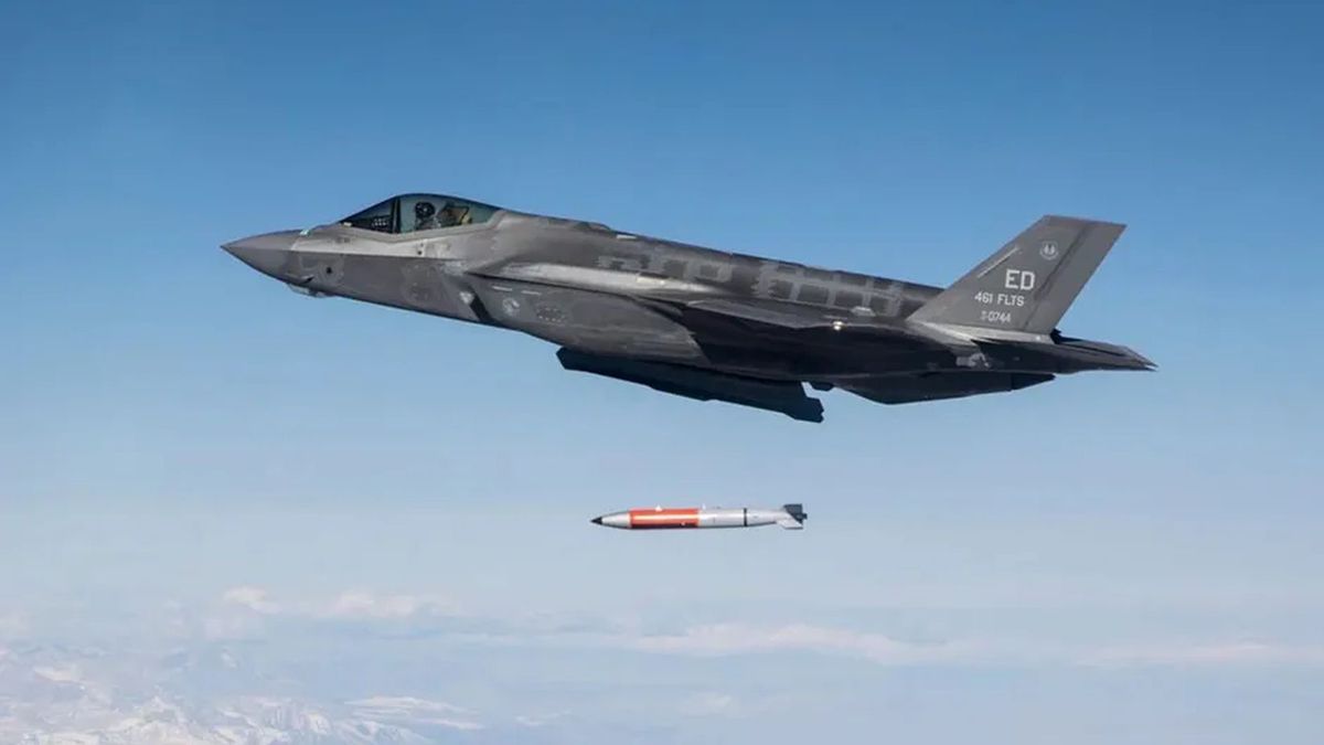 F-35A podczas testu bomby B61-1