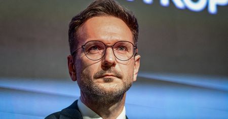 Ostrzelano samochód europosła PiS? Jest decyzja prokuratury