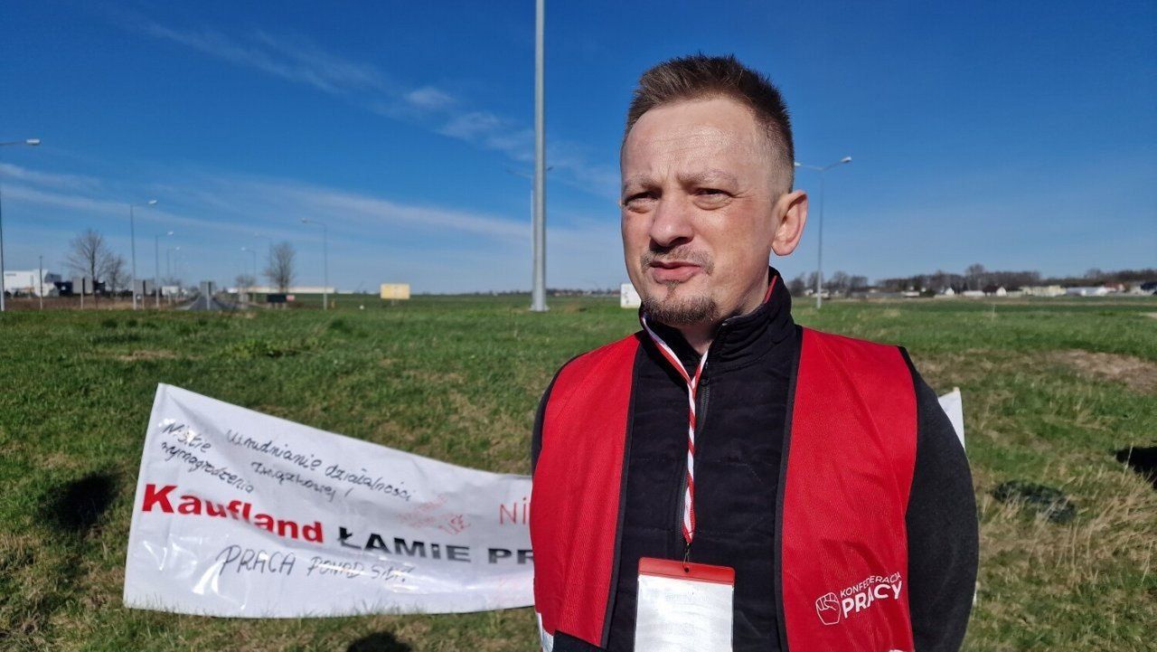 Z roku na rok zyski korporacji są ogromne, a warunki pracy coraz gorsze  - mówi Wojciech Jędrusiak (na zdjęciu), szef Międzyzakładowej Organizacji OPZZ Konfederacja Pracy w Kauflandzie, Biedronce, Dino, Aldi i Rossmannie, fot. D. Śmigielski/Polska Press