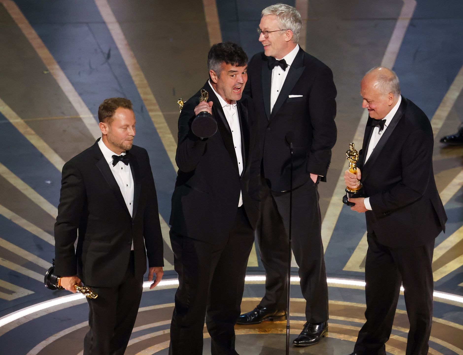 Laureat Oscara Eric Saindon (drugi po lewej) trafił do szpitala, zanim skończyła się gala