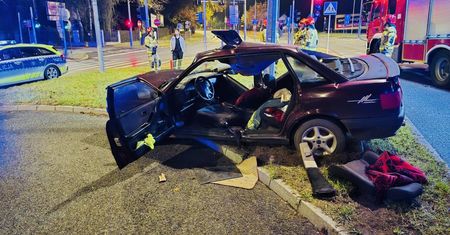 Łomża: Audi uderzyło w słup. Cztery osoby ranne