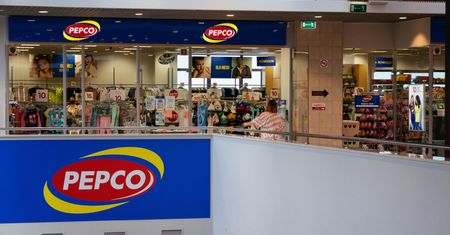 Sukienka z nowej gazetki Pepco to prawdziwy hit. Sprawdzi się przez cały rok