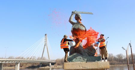 Oblały farbą warszawską Syrenkę. Usłyszały zarzuty