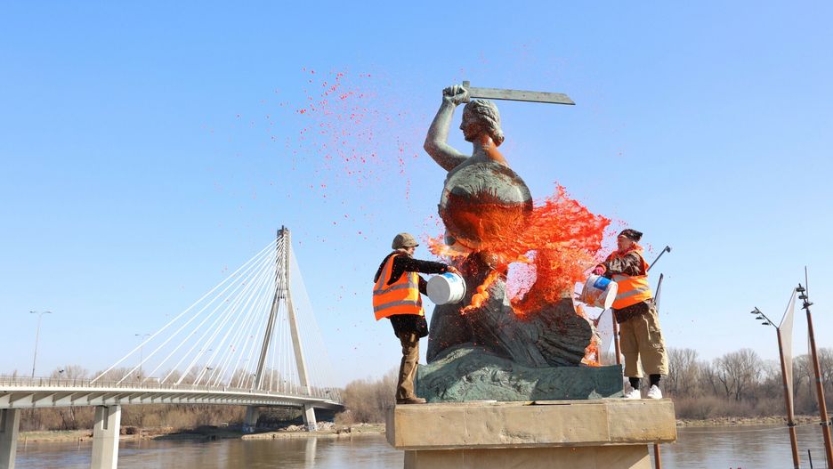 Warszawska Syrenka oblana farbą przez aktywistki, 08.03.2024