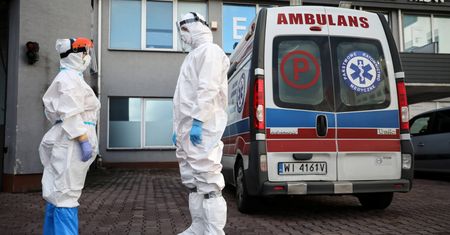 Koronawirus w Warszawie. Mężczyzna uciekł ze szpitala, żeby się napić