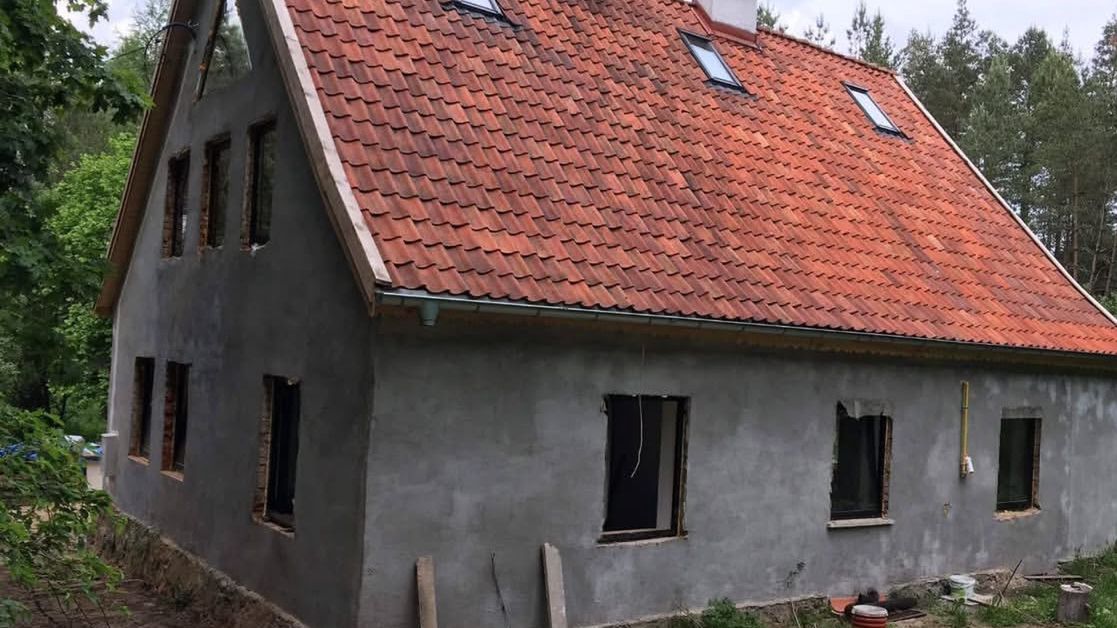 Stary dom w środku warmińskiego lasu