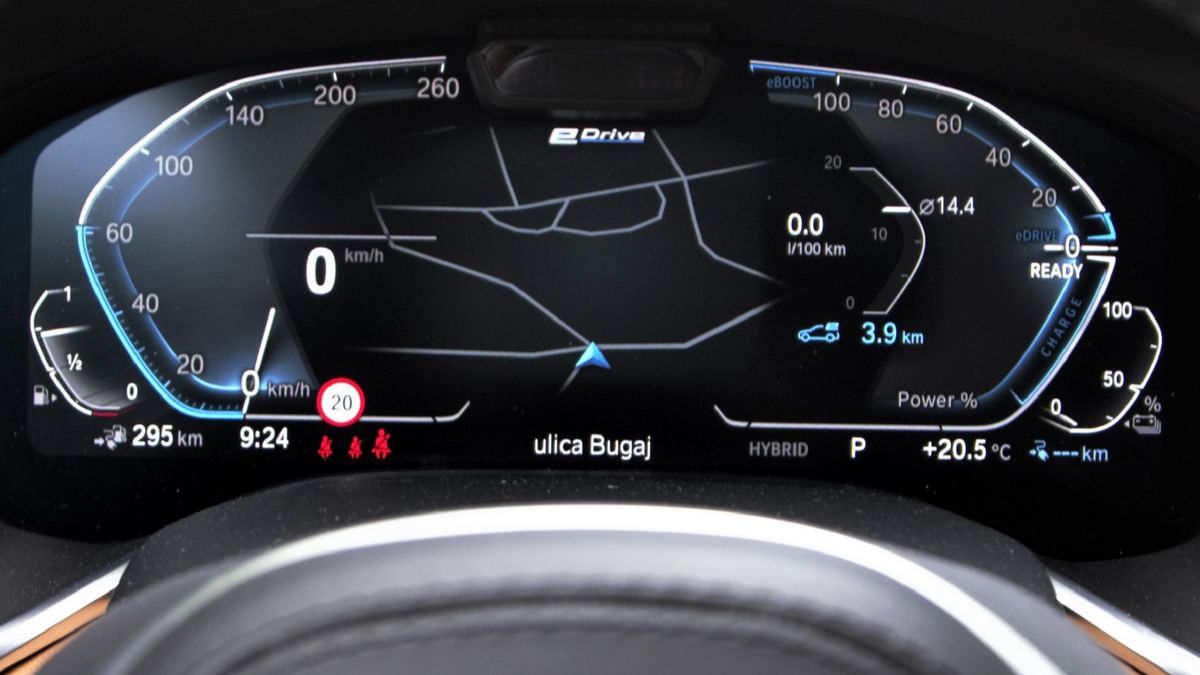 Komputer pokładowy w nowym BMW serii 7 plug-in hybrid (fot. Mateusz Żuchowski)