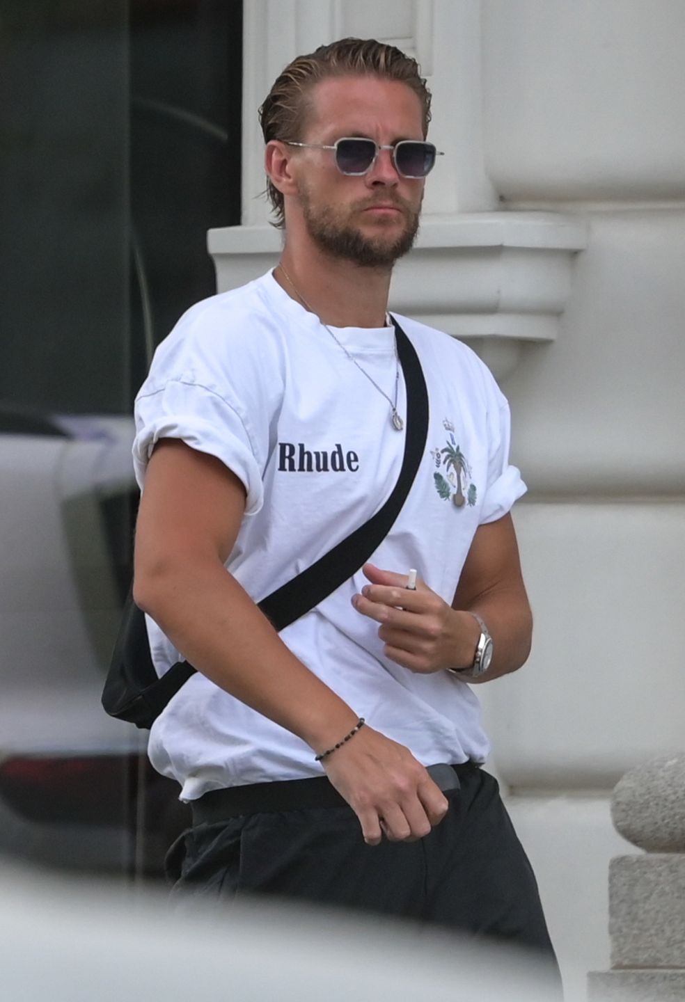 Sebastian Fabijański kupuje zegarek na Nowym Świecie