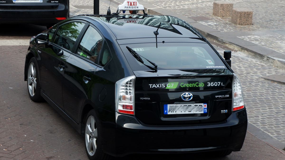 Paryscy taksówkarze grożą strajkiem, który może sparaliżować mia