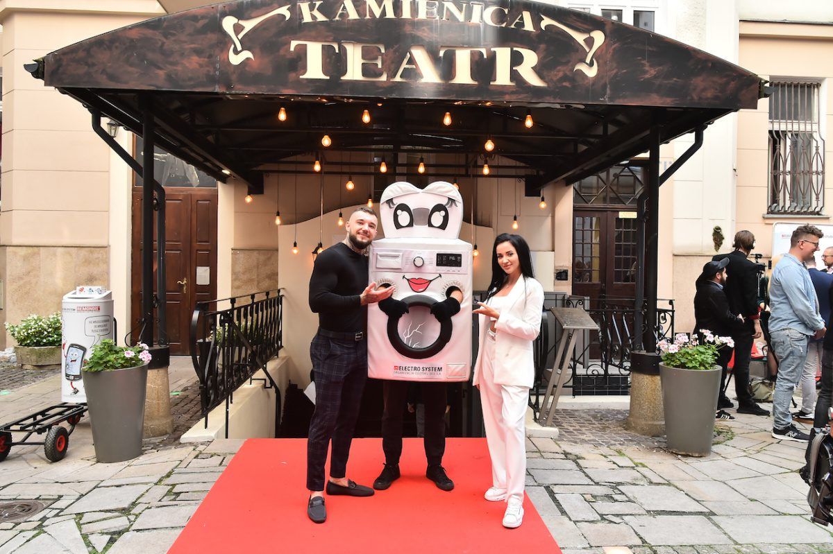 Włodek Troszyn i Ania Woźniak przed Teatrem Kamienica