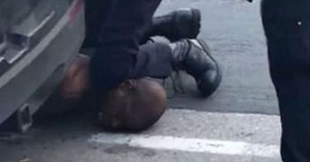 Policjant udusił człowieka. George Floyd zginał na oczach świadków. Nagranie