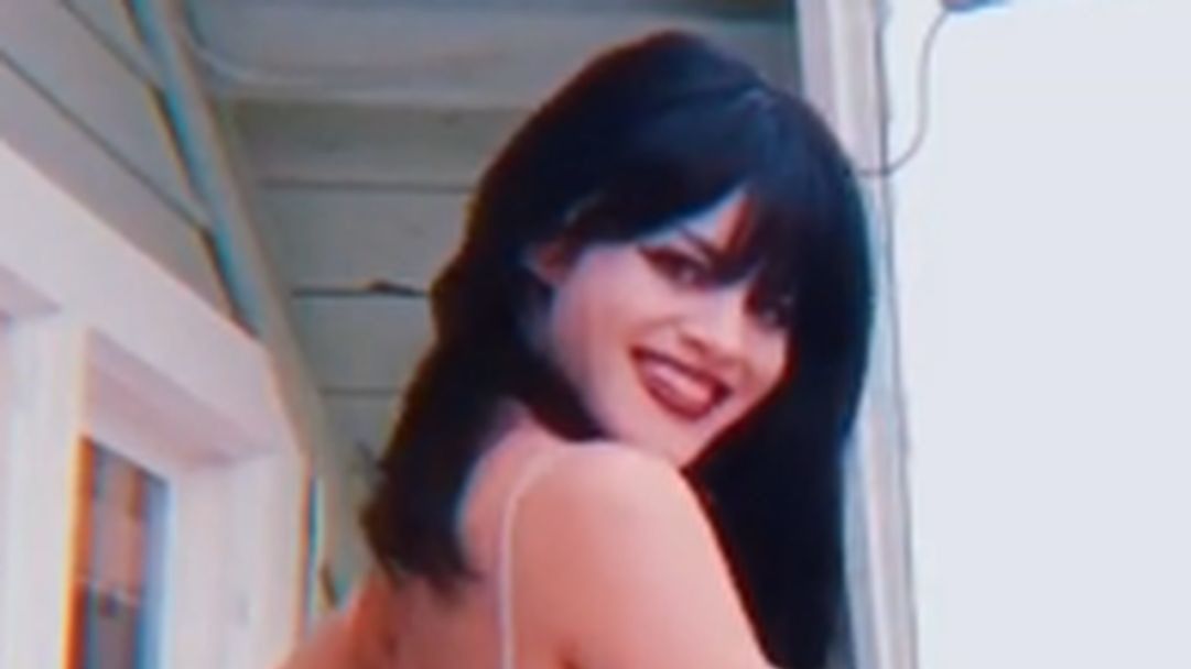 Tiktokerka nie spodziewała się, że jej letni strój stanie się przyczynkiem do zawiadomienia policji