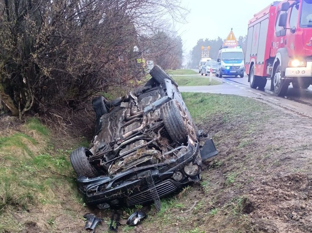 Mercedes dachował w rowie. Młody kierowca zginął na miejscu