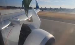 Chwile grozy w samolocie. Patrzyli, jak silnik rozpada się na kawałki