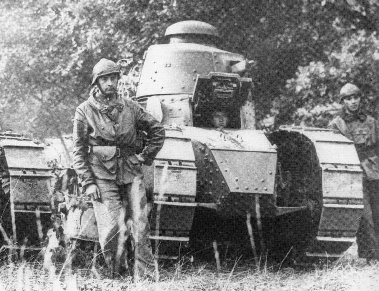 W 1939 roku Francja, obok nowoczesnych modeli sprzętu, wciąż używała setek czołgów Renault FT, pamiętających I wojnę światową