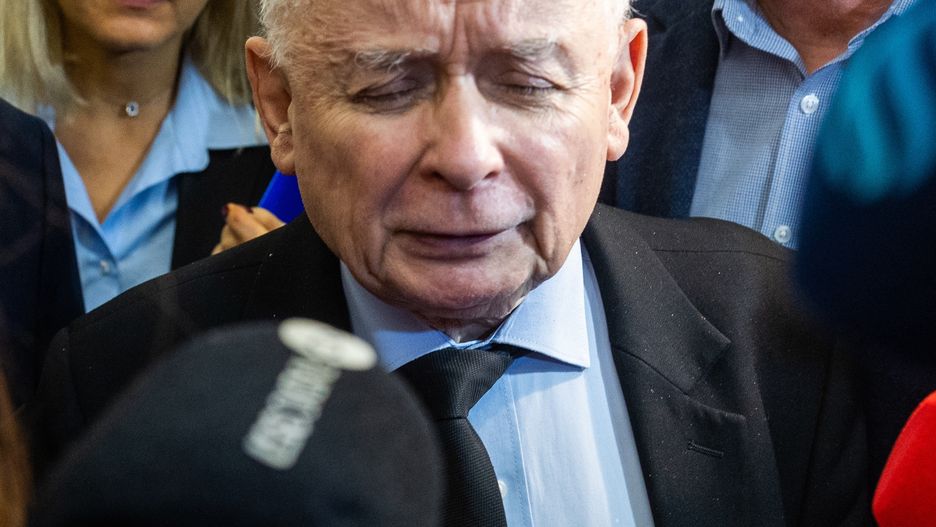 Prezes PiS Jarosław Kaczyński w otoczeniu dziennikarzy w Sejmie