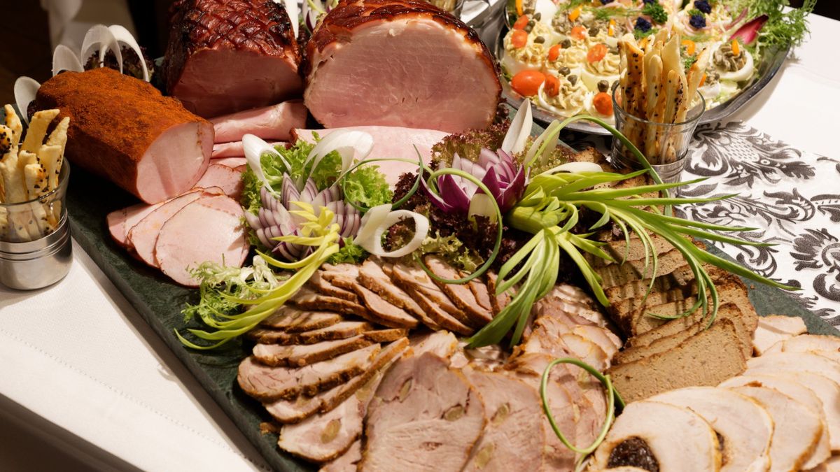 Taca z wędlinami i mięsamo