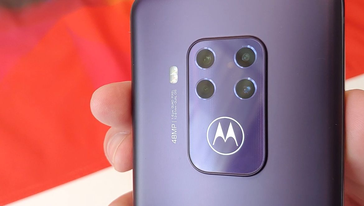 Motorola One Zoom oficjalnie. Średniak z poczwórnym aparatem i 10-krotnym zoomem 3