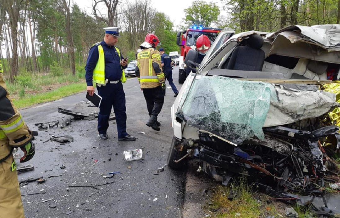 Czołówka busa z ciężarówką. Śmierć na miejscu pod Legnicą