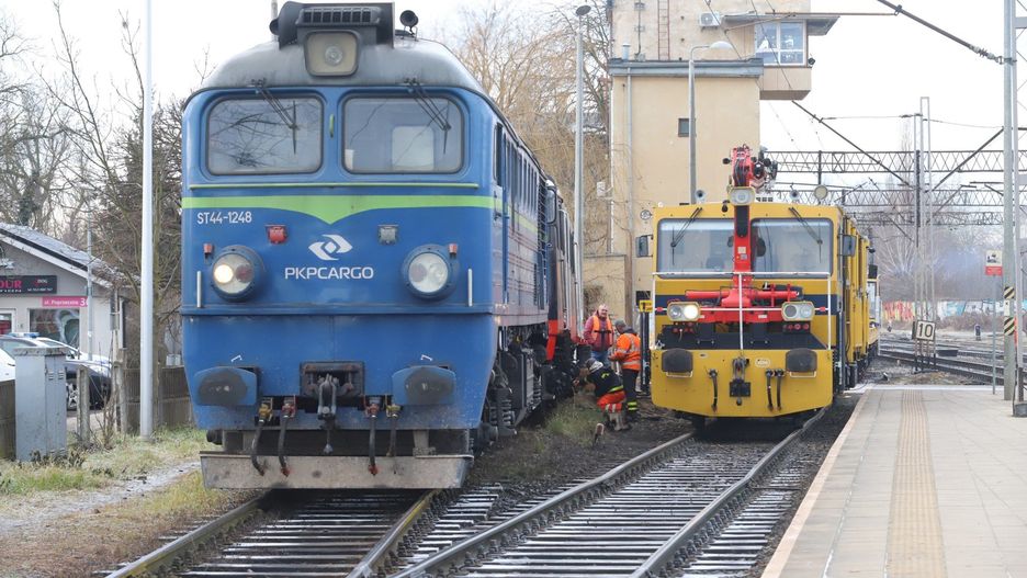 W obu lokalizacjach – przy stacji Wrocław Sołtysowice i rondzie Rotmistrza Pileckiego – dziś znajdują się przejazdy kolejowe, które często blokują ruch.