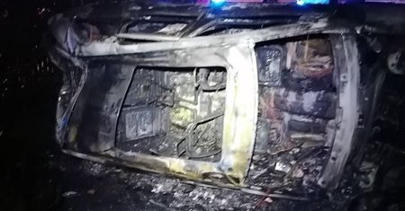 Warszawa. Mało nie spłonął żywcem w skradzionym jeepie. Uratowali go policjanci