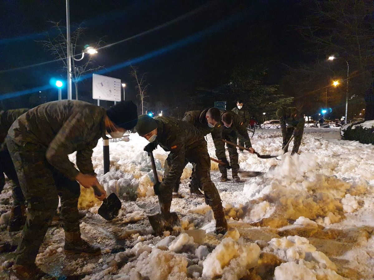 Hiszpania, Madryt. Wojsko zaangażowane w walkę ze śniegiem