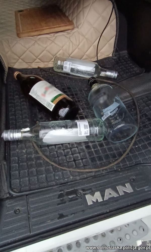 W kabinie ciężarówki znaleziono puste butelki