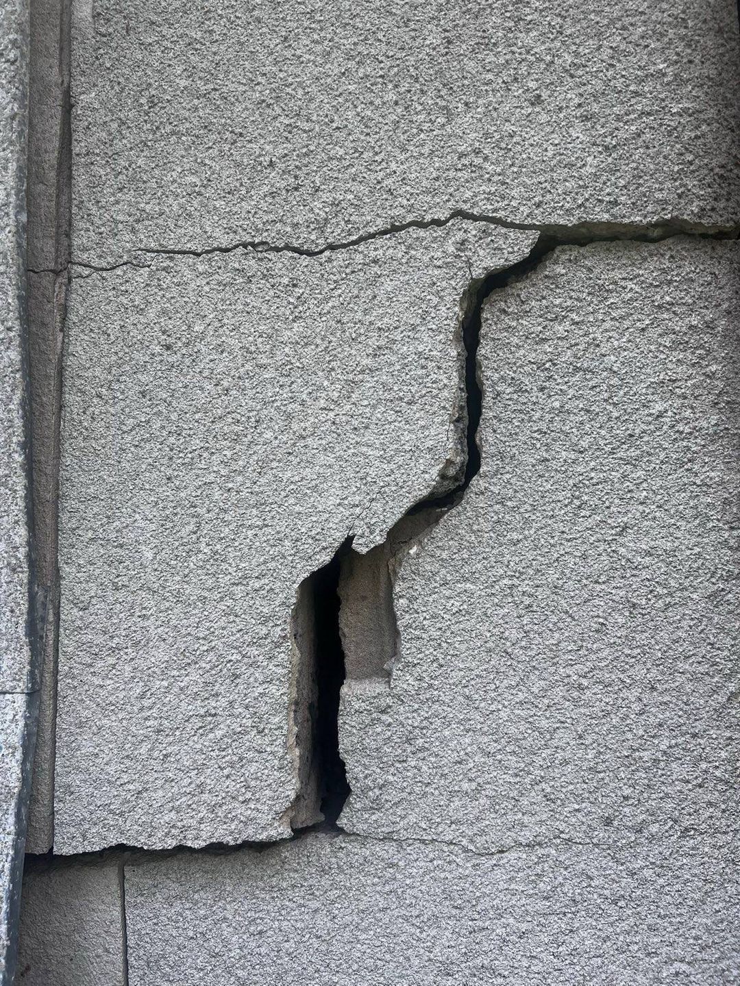 Przykład pękniętej ściany jednego z domów klienta kancelarii