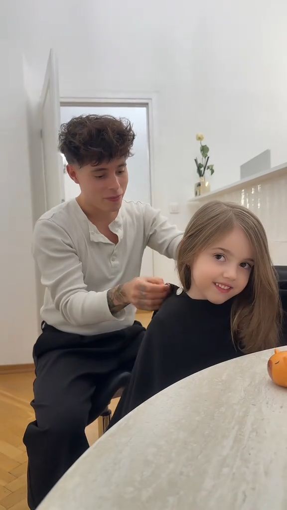 Córka Sylwii Przybysz u fryzjera