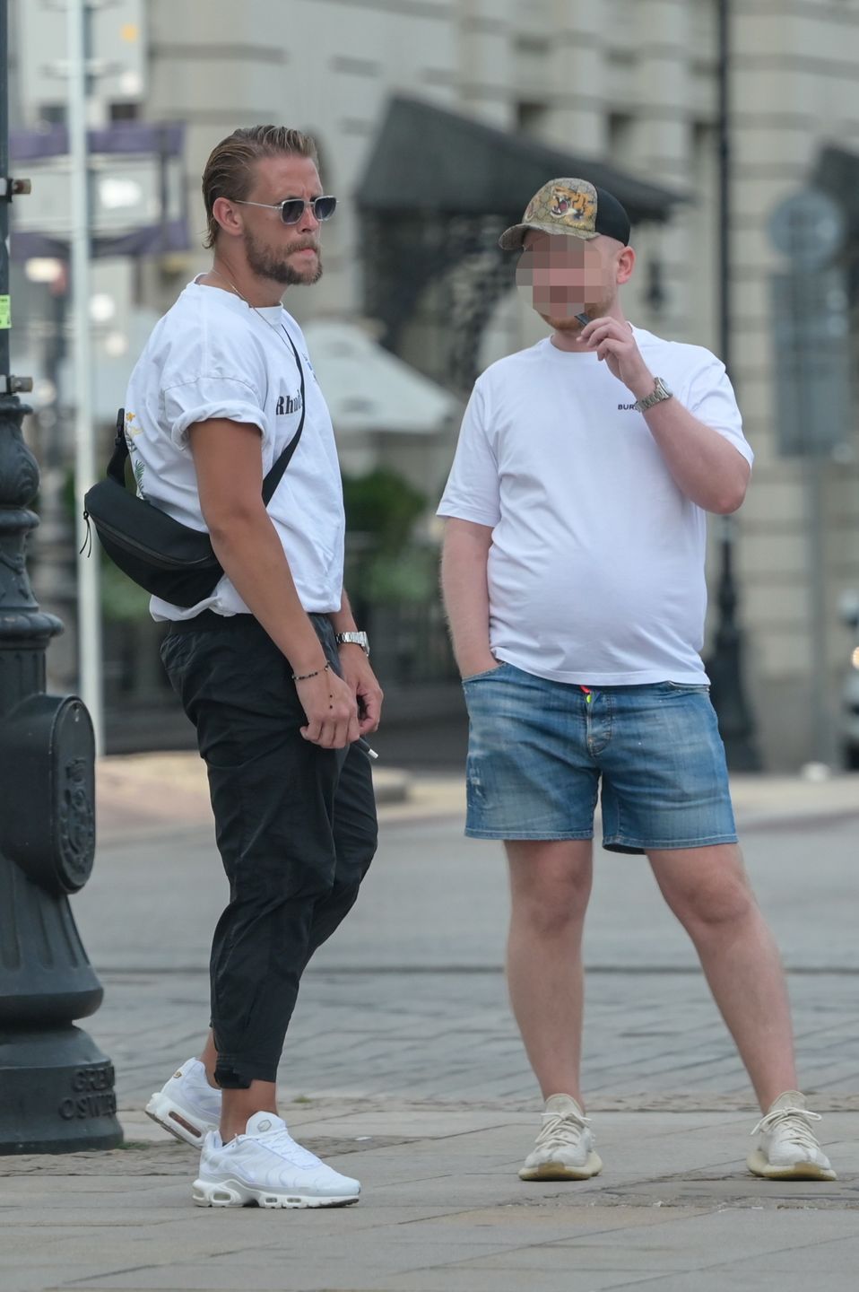 Sebastian Fabijański kupuje zegarek na Nowym Świecie