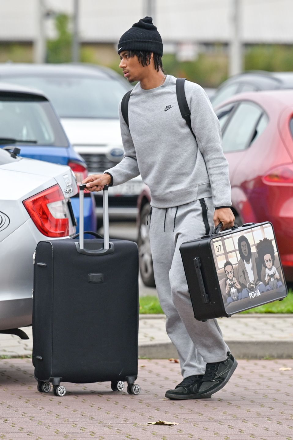 Wystrojeni piłkarze szpanują markowymi dodatkami na zgrupowaniu