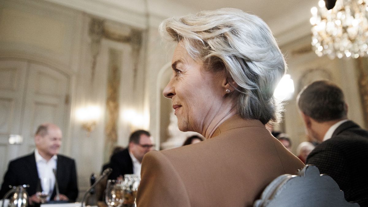 GRANSEE, GERMANY - MARCH 05: (L-R) Chancellor Olaf Scholz, Chancellery Minister Wolfgang Schmidt, President of the European Commision Ursula von der Leyen, Finance Minister Christian Lindner, and other members of the government cabinet sitting with President of the European Commision Ursula von der Leyen (center left) at the beginning of a retreat of the German government cabinet at Schloss Meseberg on March 5, 2023 near Gransee, Germany. The cabinet is holding the two-day retreat as Germany continues to face high inflation and Russia's war in Ukraine enters its second year. (Photo by Carsten Koall/Getty Images)
