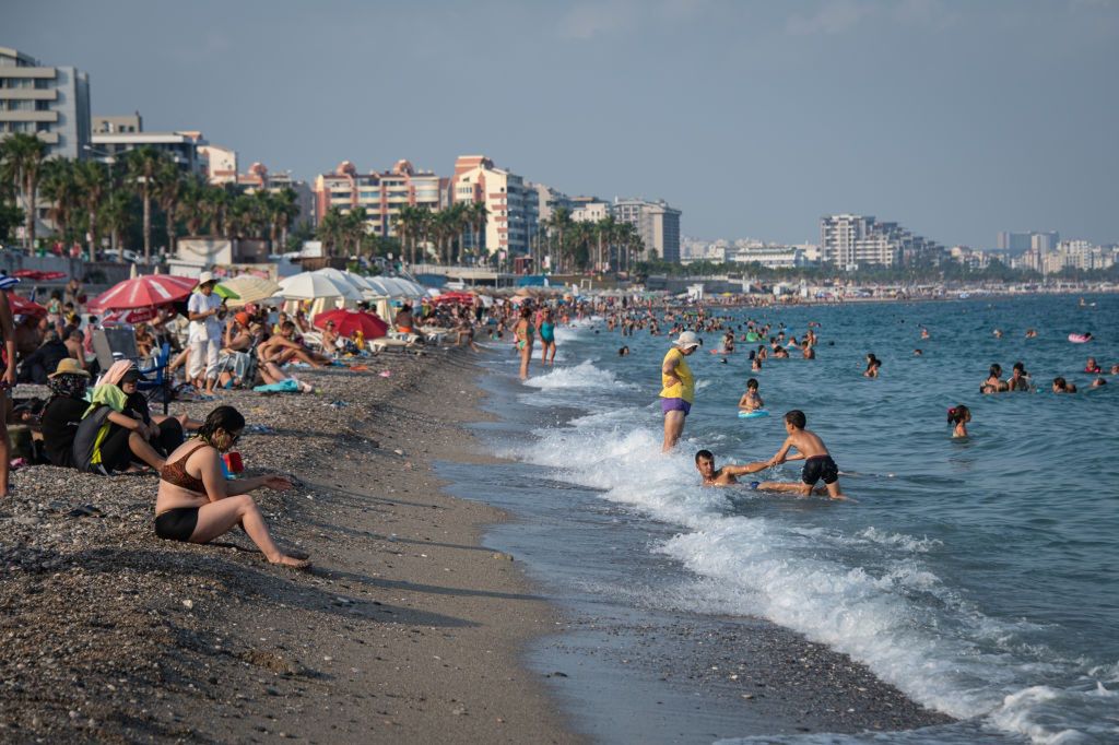 Na plażach w Turcji są prawdziwe tłumy 