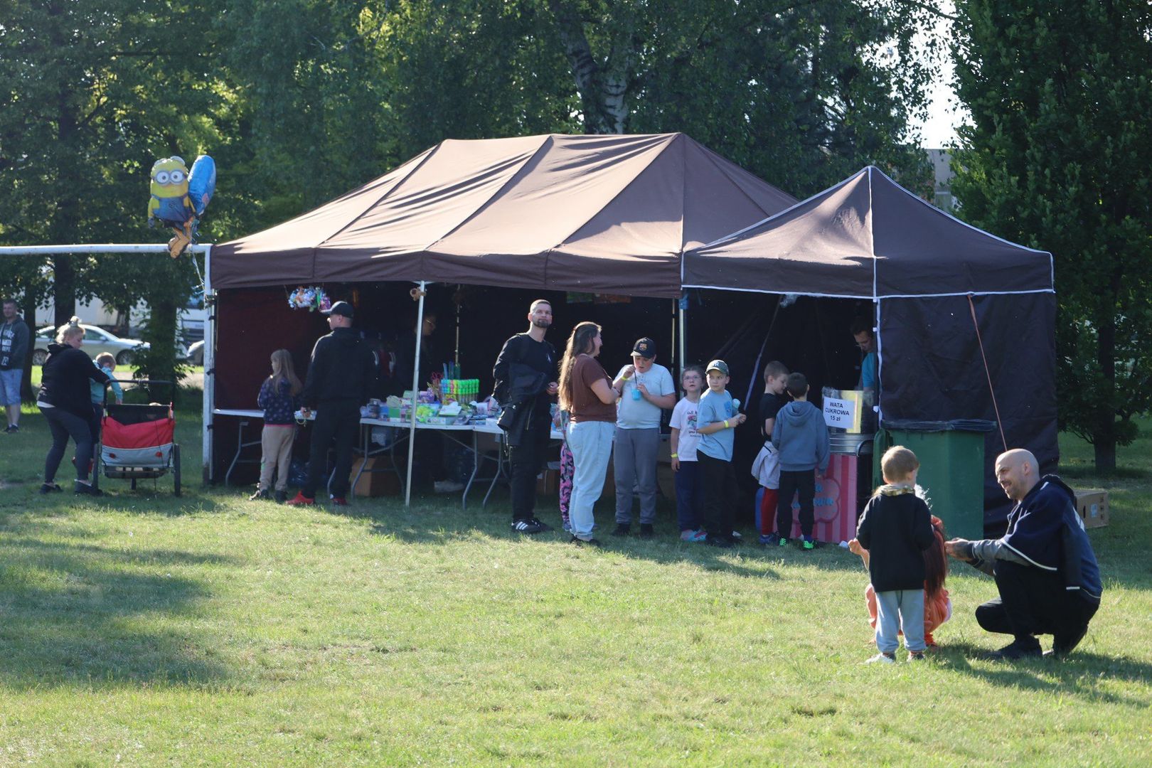 Uczestnicy, bez względu na wiek, przy muzyce, posypywali się proszkami holi