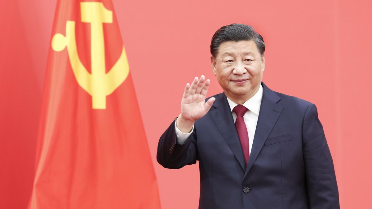 20. kongres Komunistycznej Partii Chin
(221024) -- BEIJING, Oct. 24, 2022 (Xinhua) -- Xi Jinping, general secretary of the Communist Party of China (CPC) Central Committee, waves to journalists at the Great Hall of the People in Beijing, capital of China, Oct. 23, 2022. Xi Jinping and the other newly elected members of the Standing Committee of the Political Bureau of the 20th CPC Central Committee Li Qiang, Zhao Leji, Wang Huning, Cai Qi, Ding Xuexiang and Li Xi met the press on Oct. 23, 2022. 
   TO GO WITH "Profile: Xi Jinping leads China on new journey" (Xinhua/Pang Xinglei)
Pang Xinglei