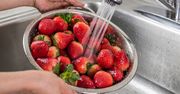 Nie rób tego po zakupie truskawek. Szybciej się psują przez jeden błąd