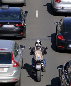 Jazda motocyklem w korku. Czy można omijać samochody?