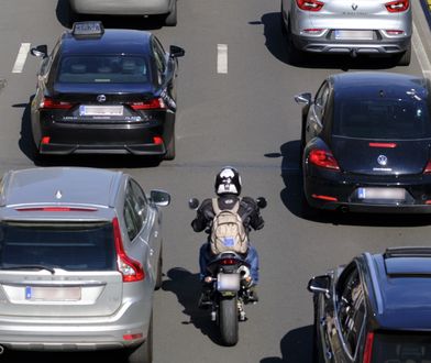 Jazda motocyklem w korku. Czy można omijać samochody?