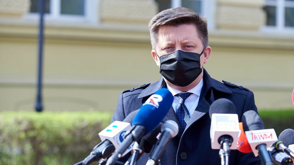 Michał Dworczyk zapowiedział opóźnienia w wykonywaniu szczepień powszechnych. Rejestracja ma się jednak odbyć planowo