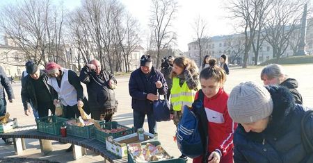 Rolnicy w ramach protestu rozdają jabłka za darmo. Chętnych nie brakuje