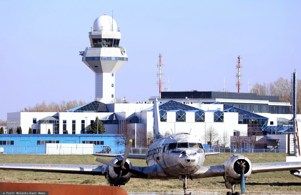 Wieża kontroli lotów na międzynarodowym lotnisku im. Fryderyka Chopina w Warszawie