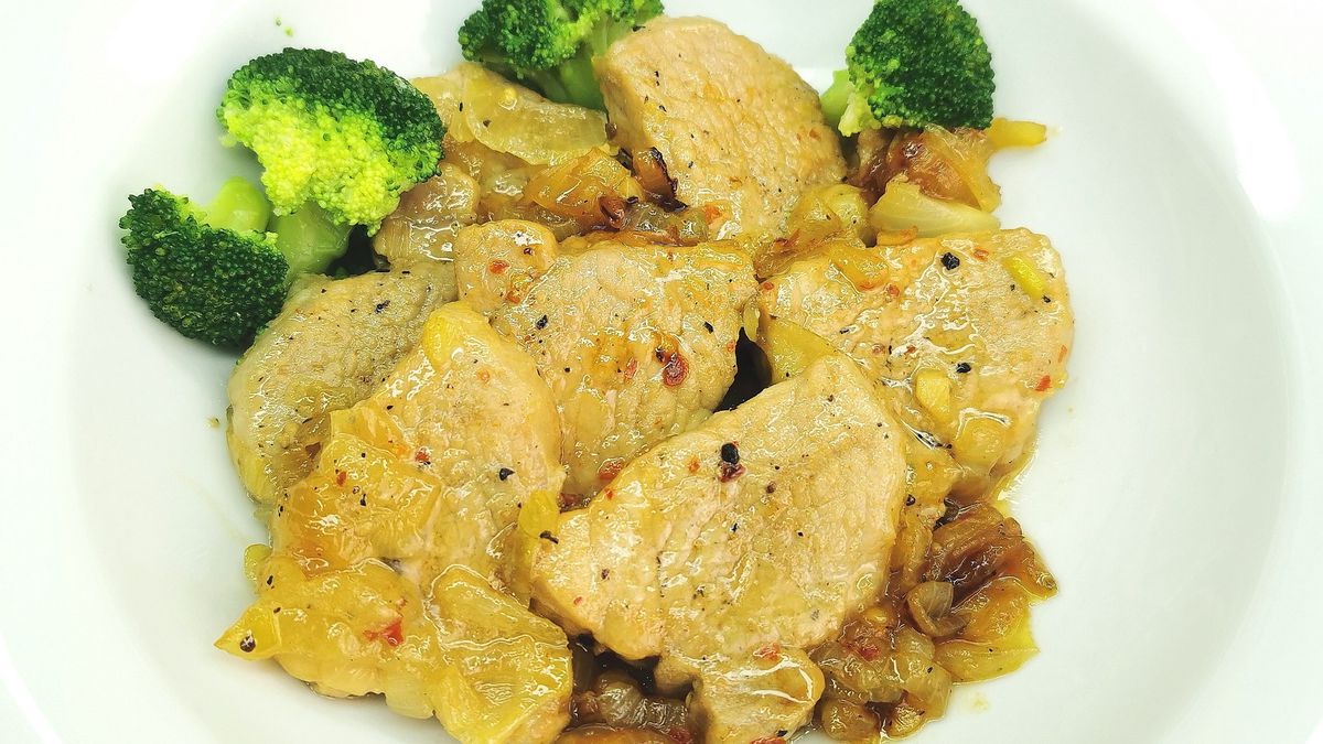 Polędwiczki wieprzowe duszone w cebuli i piwie