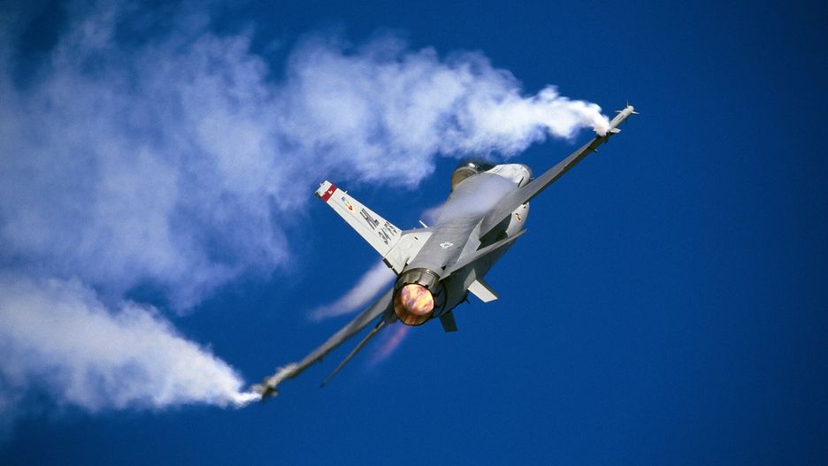 UIG Aviation-images
USAF F-16 Fighting Falcon fighter during a high-g flypast with smoke-trails at the 1997 Dubai Airshow
Aviation-images