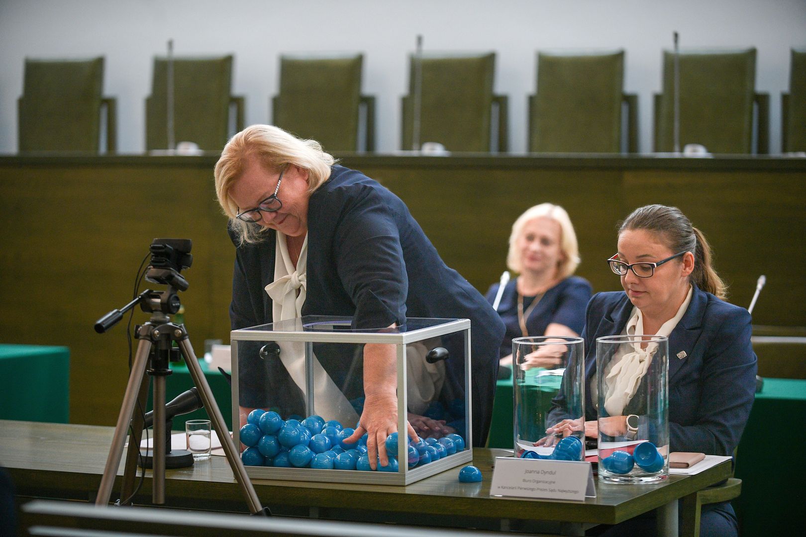 Warszawa, 09.08.2022. Pierwsza Prezes Sądu Najwyższego Małgorzata Manowska (L) w Sądzie Najwyższym w Warszawie, 9 bm. W SN odbywa się posiedzenie kolegium w sprawie losowania sędziów do nowej Izby Odpowiedzialności Zawodowej. (mr) PAP/Marcin Obara