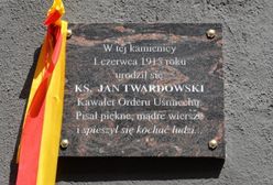 Pamiątkowa tablica na stulecie urodzin księdza Jana Twardowskiego