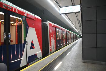 Warszawa: Świąteczne metro zostało uszkodzone. Kiedy wróci na tory?