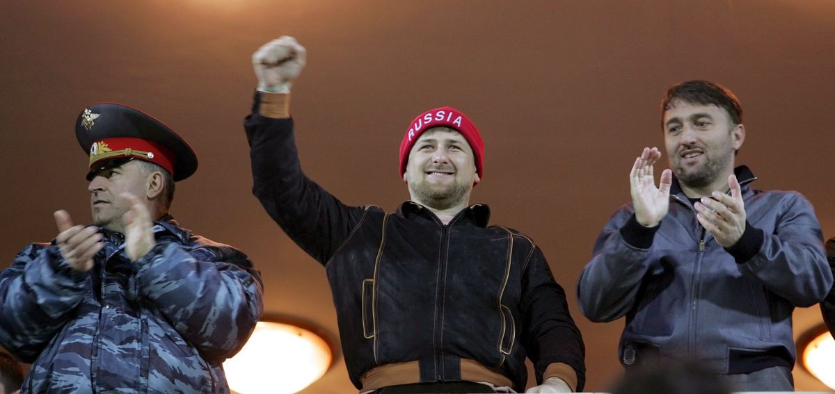 Na zdjęciu  Ramzan Kadyrow w 2008 r. podczas meczu piłki nożnej. Po jego lewej ówczesny minister spraw wewnętrznych Rusłan Ałchanow, a po prawej wicepremier Adam Delimchanow