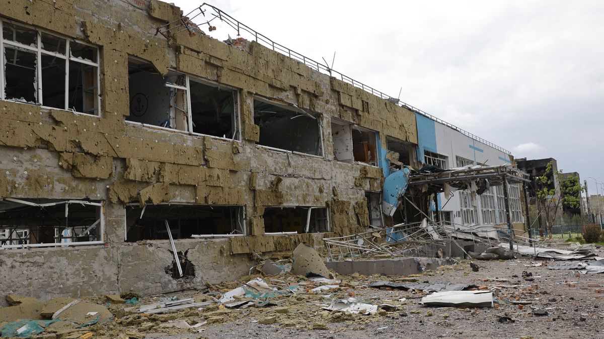 MARIUPOL, UKRAINE - MAY 2: A view of destruction in the Ukrainian city of Mariupol under the control of Russian military and pro-Russian separatists, on May 2, 2022. Townspeople began to organize themselves, clean up garbage and rubble. Volunteers continue their efforts to deliver humanitarian aid to people. (Photo by Leon Klein/Anadolu Agency via Getty Images)