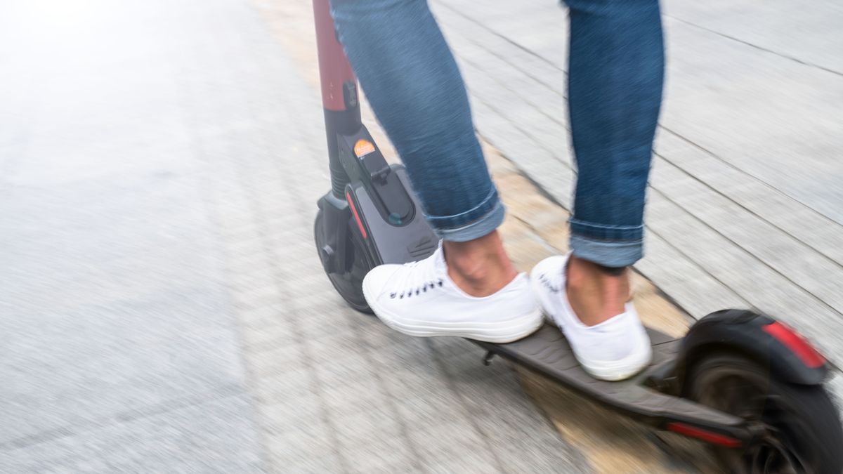 baba, buciki, noga, stopa, chodzenie, lud, dżinsy, ulica, sport, moda, obcas, osoba, bisnes, droga, ruch, wysoki, but, hulajnoga, miasto, centrum, transport, technologia, przepis, hulajnoga elektryczna